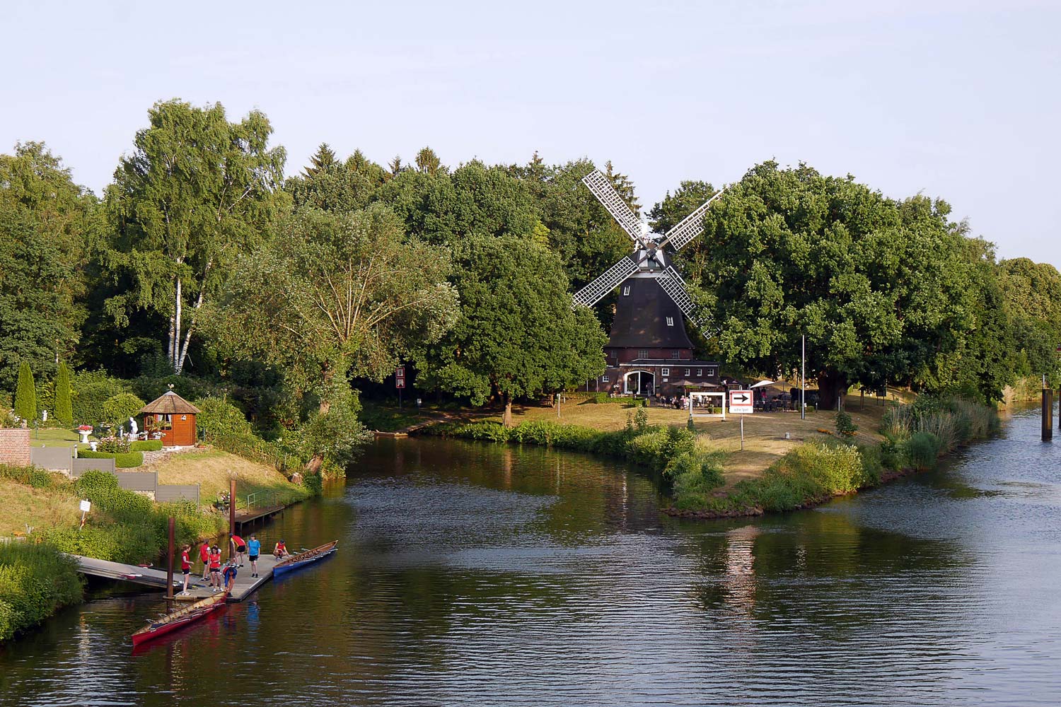 Höltingmühle in Meppen direkt an der schiffbaren Ems, umgeben von Natur