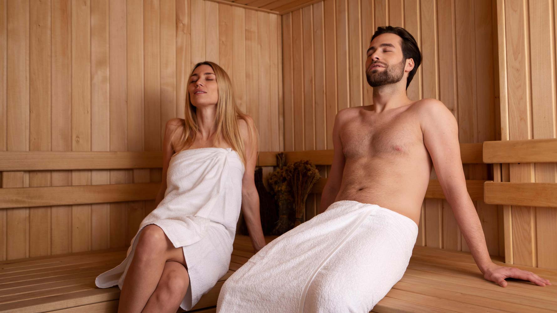 Paar entspannt gemeinsam in der Sauna im Hotel von Euch in Meppen