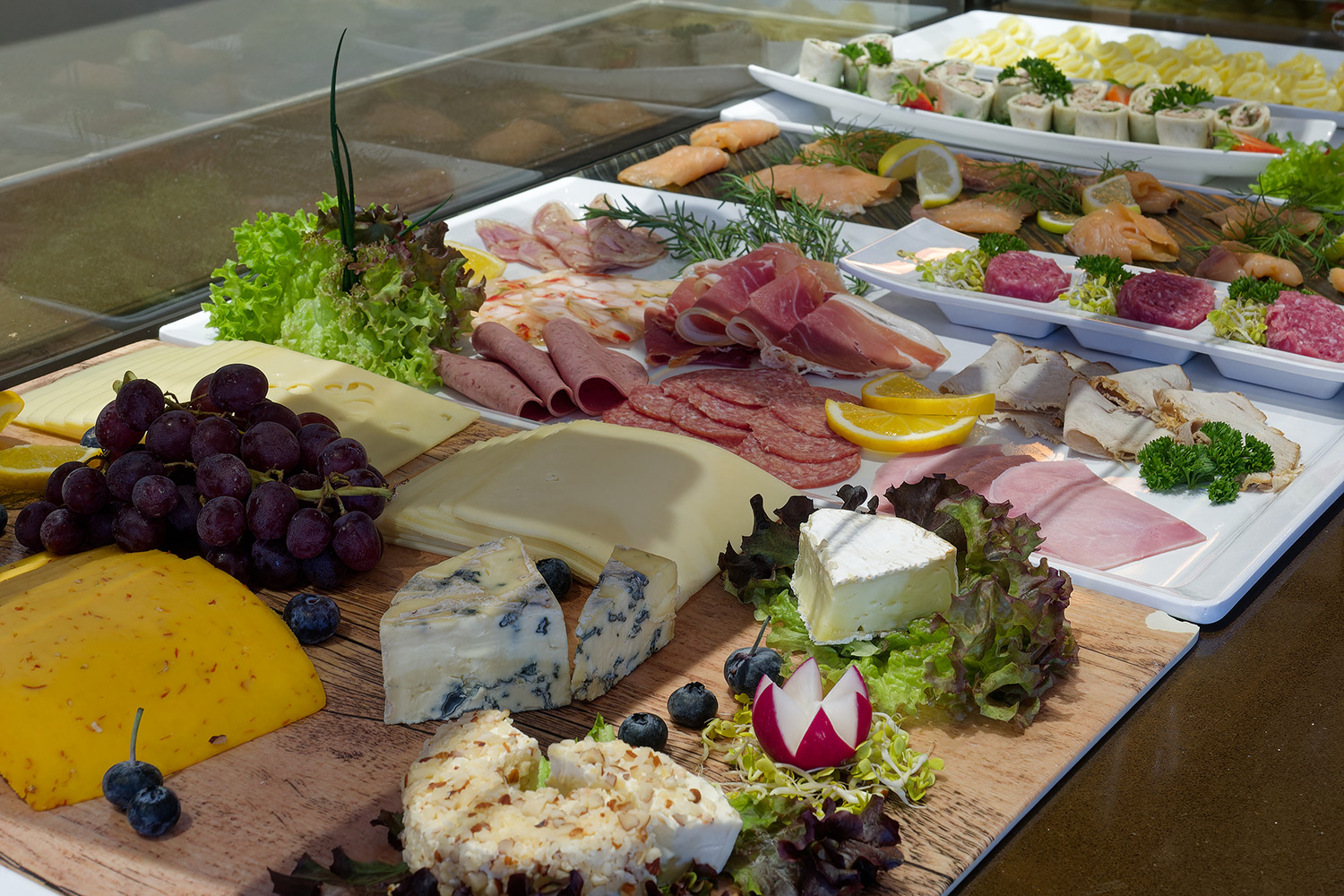 Auswahl an leckerem Käse und verschiedenen Wurstsorten am Frühstücksbuffet im Hotel von Euch in Meppen