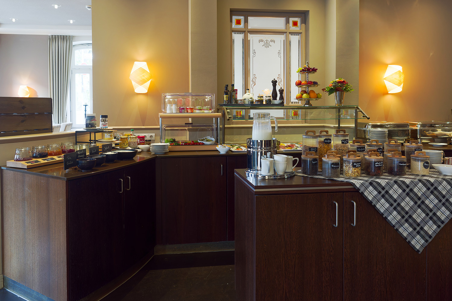 Müsli, Cerealien und weitere Frühstücksangebote am Buffet im Hotel von Euch in Meppen