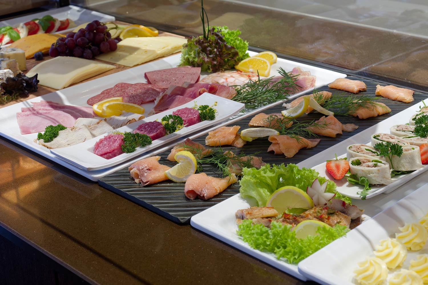 Frischer Lachs und geräucherter Fisch am Frühstücksbuffet im Hotel von Euch in Meppen