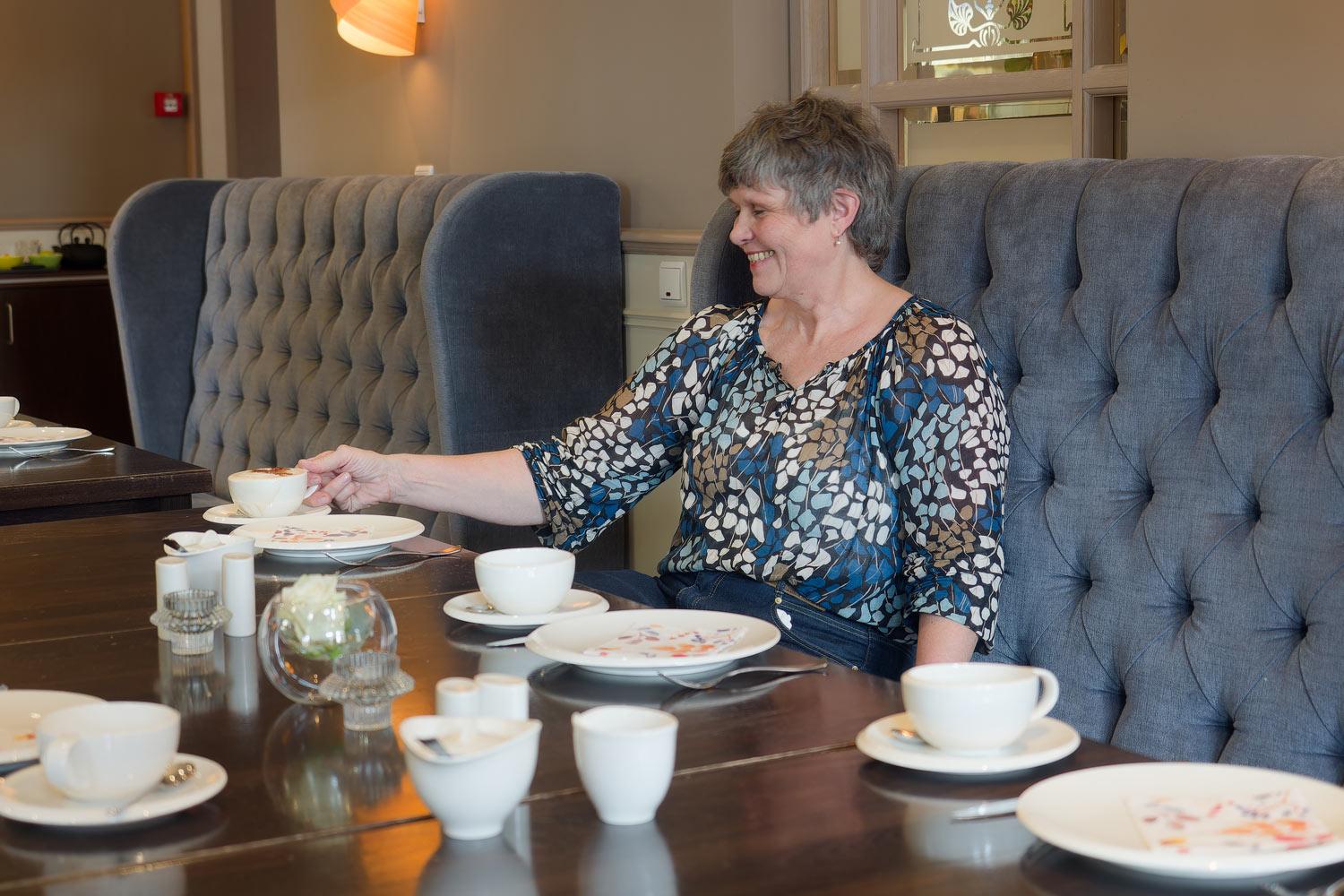 Frau genießt entspannt das Frühstück im Hotel von Euch in Meppen