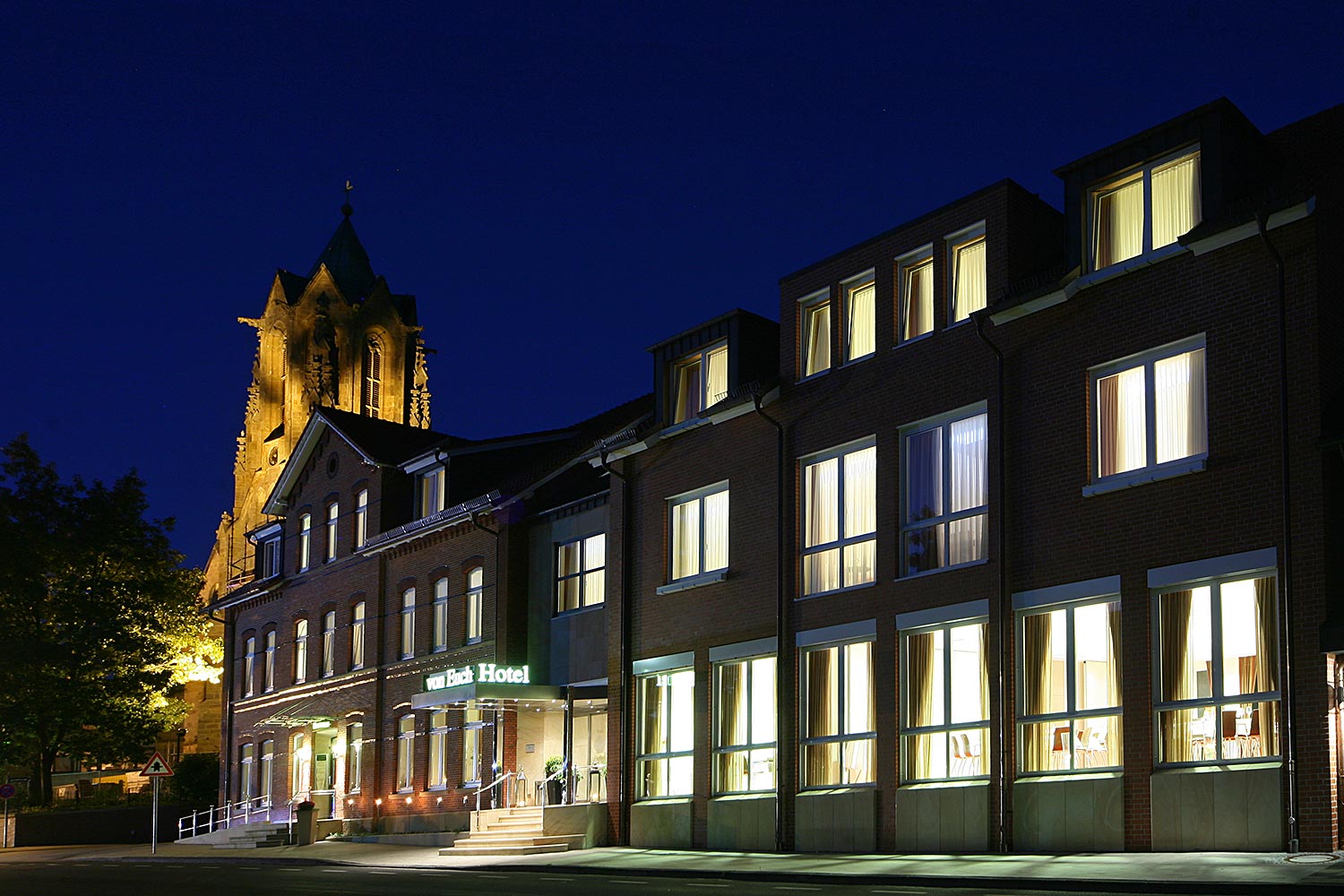 Außenansicht des Hotel von Euch in Meppen bei Nacht mit stimmungsvoller Beleuchtung
