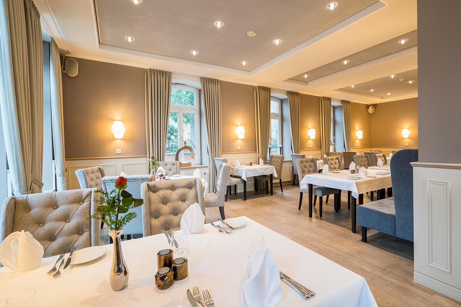 Schön gedeckte Tische im Restaurant des Hotel von Euch in Meppen